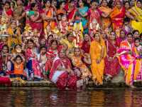 Local women on the ghats at Pichola Lake, Udaipur |  Richard I'Anson